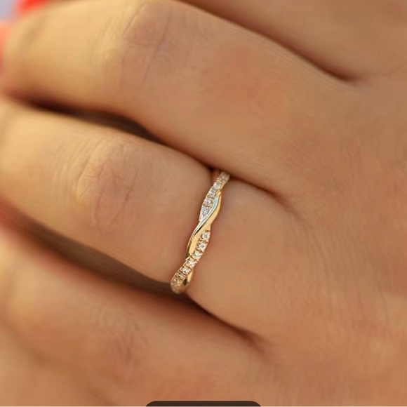 NWT women’s Cubic Zirconia Twisted Ring - Picture 5 of 7